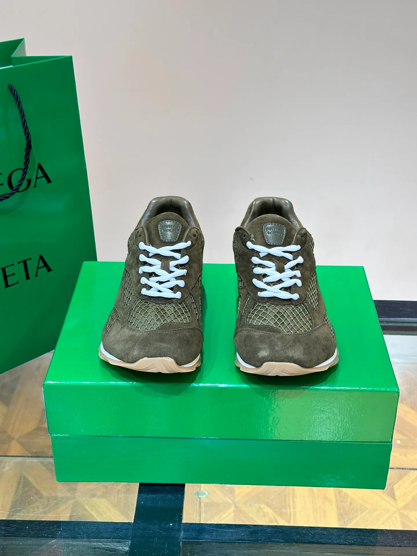 p640 "Bv" new orbit👫 casual sneakers for couples, the retro style of the millennium is so handsome, a super cool fashion item, the most important thing is that it feels incomparably comfortable on the feet, and the design style is also perfect. It will definitely be the one you wear most in daily life, original development, high quality presentation! Size: 35-45 (men’s size 38.45 customized)